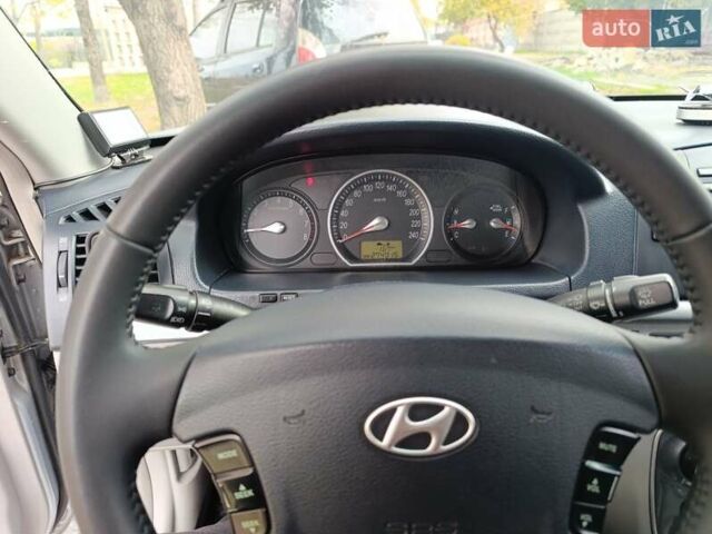 Сірий Хендай Соната, об'ємом двигуна 2.4 л та пробігом 275 тис. км за 4700 $, фото 10 на Automoto.ua