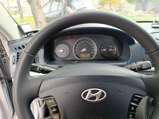 Серый Хендай Соната, объемом двигателя 2.4 л и пробегом 273 тыс. км за 5000 $, фото 10 на Automoto.ua