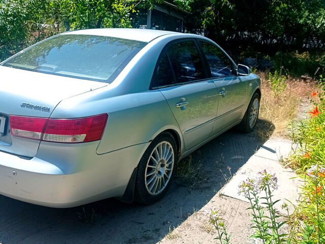 Сірий Хендай Соната, об'ємом двигуна 2.4 л та пробігом 240 тис. км за 4700 $, фото 3 на Automoto.ua