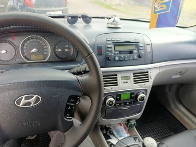 Серый Хендай Соната, объемом двигателя 2.4 л и пробегом 273 тыс. км за 5000 $, фото 12 на Automoto.ua