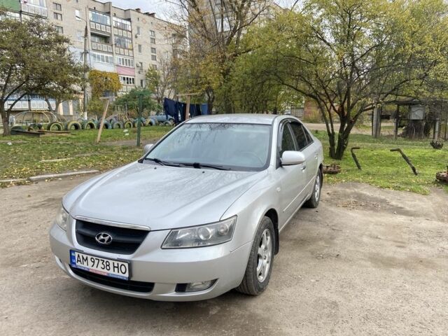 Серый Хендай Соната, объемом двигателя 2.4 л и пробегом 311 тыс. км за 4600 $, фото 3 на Automoto.ua