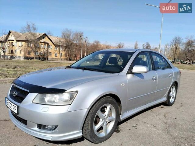 Серый Хендай Соната, объемом двигателя 1.99 л и пробегом 260 тыс. км за 6000 $, фото 2 на Automoto.ua