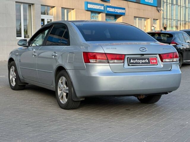 Серый Хендай Соната, объемом двигателя 2.4 л и пробегом 232 тыс. км за 5590 $, фото 4 на Automoto.ua