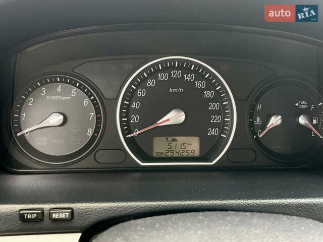 Хендай Соната 2006 у Тячеве на Automoto.ua Сірий Хендай Соната, об'ємом двигуна 2.36 л та пробігом 258 тис. км за 5500 $, фото 2 на Automoto.ua