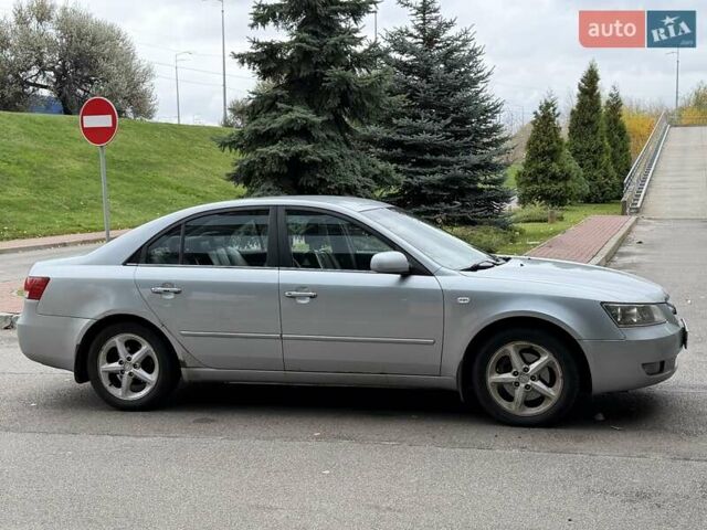 Серый Хендай Соната, объемом двигателя 2.4 л и пробегом 200 тыс. км за 3700 $, фото 12 на Automoto.ua