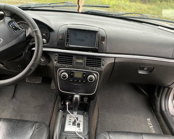 Серый Хендай Соната, объемом двигателя 2 л и пробегом 243 тыс. км за 6500 $, фото 8 на Automoto.ua