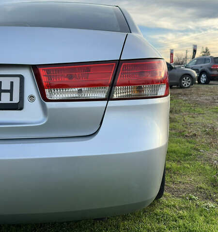 Хендай Соната 2006 у Смеле на Automoto.ua Сірий Хендай Соната, об'ємом двигуна 1.99 л та пробігом 275 тис. км за 5100 $, фото 12 на Automoto.ua