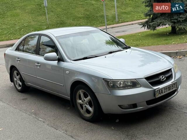 Серый Хендай Соната, объемом двигателя 2.4 л и пробегом 200 тыс. км за 3700 $, фото 2 на Automoto.ua