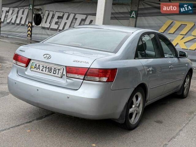Серый Хендай Соната, объемом двигателя 2.4 л и пробегом 200 тыс. км за 3700 $, фото 1 на Automoto.ua