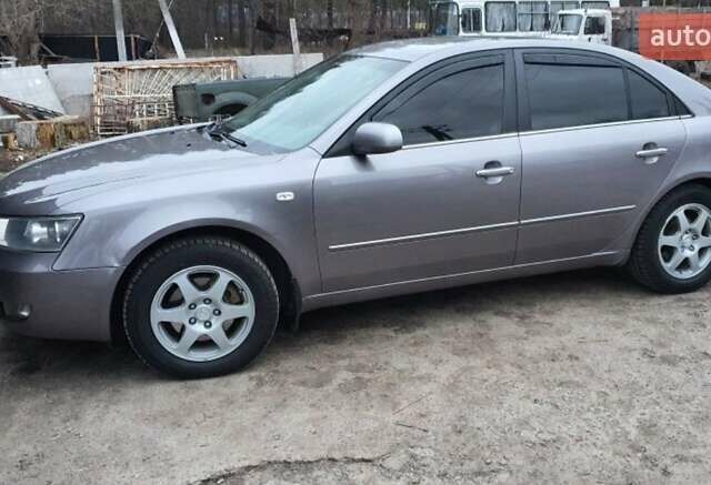 Серый Хендай Соната, объемом двигателя 2.4 л и пробегом 290 тыс. км за 5000 $, фото 4 на Automoto.ua