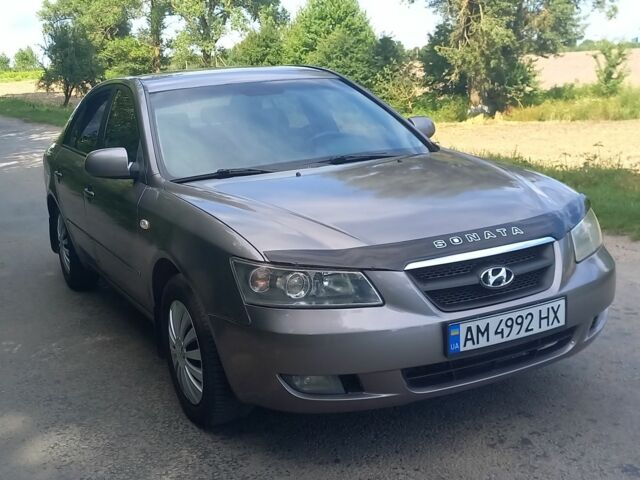 Серый Хендай Соната, объемом двигателя 2.4 л и пробегом 260 тыс. км за 3800 $, фото 1 на Automoto.ua