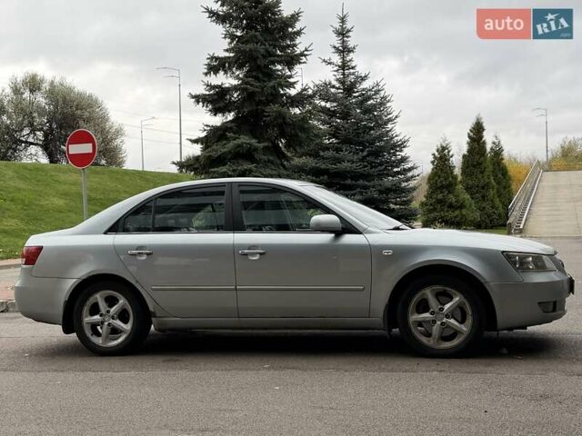 Серый Хендай Соната, объемом двигателя 2.4 л и пробегом 200 тыс. км за 3700 $, фото 13 на Automoto.ua