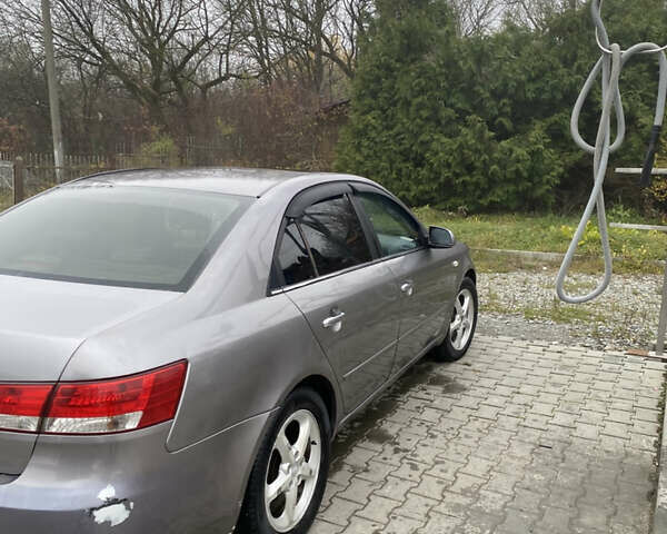 Серый Хендай Соната, объемом двигателя 2 л и пробегом 243 тыс. км за 6500 $, фото 4 на Automoto.ua