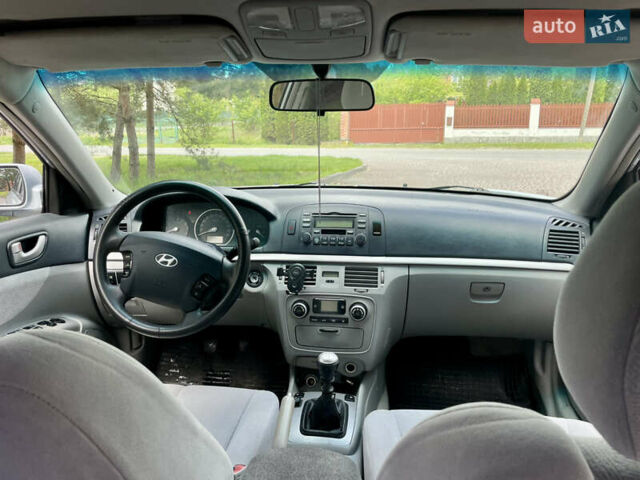 Хендай Соната 2006 у Тячеве на Automoto.ua Сірий Хендай Соната, об'ємом двигуна 2.36 л та пробігом 258 тис. км за 5500 $, фото 3 на Automoto.ua