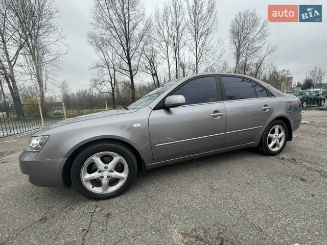 Серый Хендай Соната, объемом двигателя 2.4 л и пробегом 192 тыс. км за 6000 $, фото 2 на Automoto.ua