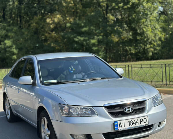 Серый Хендай Соната, объемом двигателя 2.36 л и пробегом 199 тыс. км за 6700 $, фото 3 на Automoto.ua