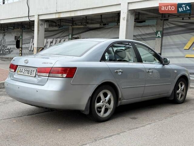 Серый Хендай Соната, объемом двигателя 2.4 л и пробегом 200 тыс. км за 3700 $, фото 3 на Automoto.ua
