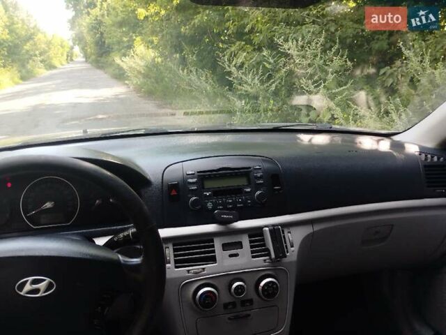 Серый Хендай Соната, объемом двигателя 2.4 л и пробегом 240 тыс. км за 3999 $, фото 11 на Automoto.ua