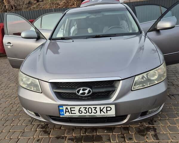 Серый Хендай Соната, объемом двигателя 2.4 л и пробегом 280 тыс. км за 5300 $, фото 10 на Automoto.ua