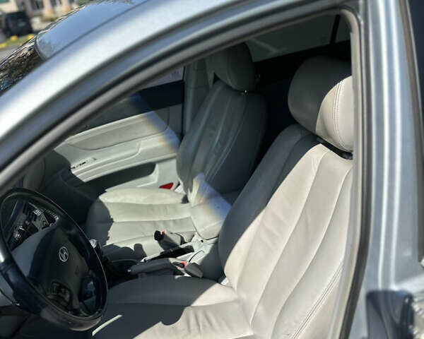 Серый Хендай Соната, объемом двигателя 2.36 л и пробегом 199 тыс. км за 6700 $, фото 8 на Automoto.ua