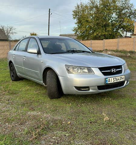 Хендай Соната 2006 у Смеле на Automoto.ua Сірий Хендай Соната, об'ємом двигуна 1.99 л та пробігом 275 тис. км за 5100 $, фото 9 на Automoto.ua