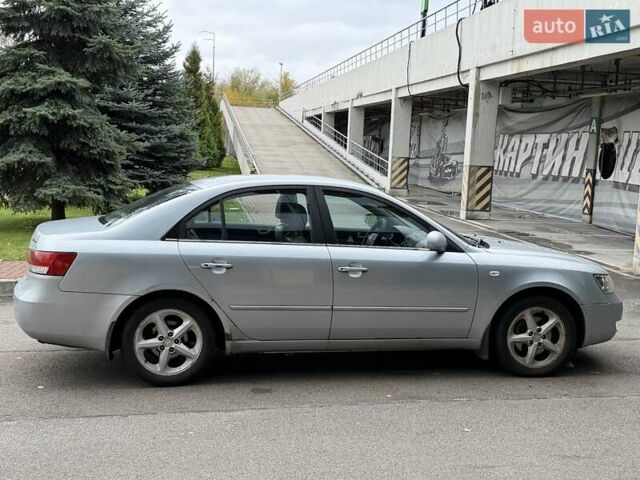 Серый Хендай Соната, объемом двигателя 2.4 л и пробегом 200 тыс. км за 3700 $, фото 15 на Automoto.ua