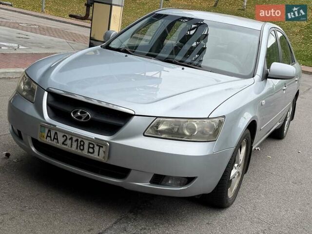 Серый Хендай Соната, объемом двигателя 2.4 л и пробегом 200 тыс. км за 3700 $, фото 5 на Automoto.ua