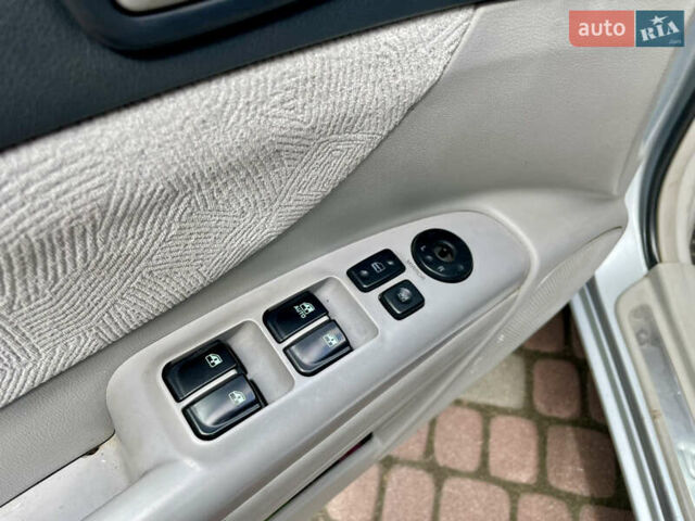 Хендай Соната 2006 у Тячеве на Automoto.ua Сірий Хендай Соната, об'ємом двигуна 2.36 л та пробігом 258 тис. км за 5500 $, фото 4 на Automoto.ua