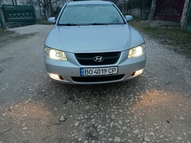Серый Хендай Соната, объемом двигателя 2 л и пробегом 220 тыс. км за 4599 $, фото 3 на Automoto.ua