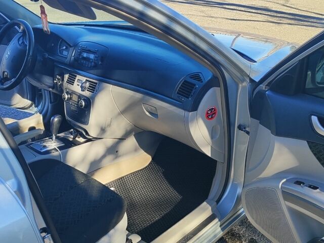 Серый Хендай Соната, объемом двигателя 2.4 л и пробегом 350 тыс. км за 4800 $, фото 7 на Automoto.ua