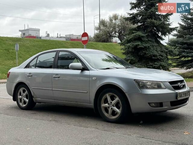 Серый Хендай Соната, объемом двигателя 2.4 л и пробегом 200 тыс. км за 3700 $, фото 10 на Automoto.ua