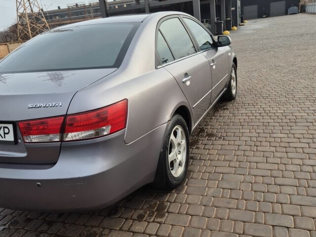 Серый Хендай Соната, объемом двигателя 2 л и пробегом 280 тыс. км за 5300 $, фото 1 на Automoto.ua