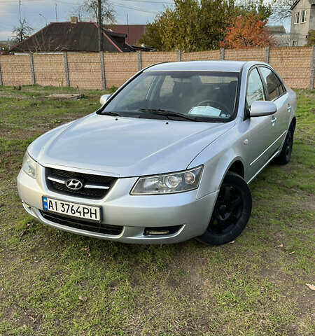 Хендай Соната 2006 у Смеле на Automoto.ua Сірий Хендай Соната, об'ємом двигуна 1.99 л та пробігом 275 тис. км за 5100 $, фото 1 на Automoto.ua