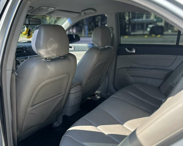 Серый Хендай Соната, объемом двигателя 2.36 л и пробегом 199 тыс. км за 6700 $, фото 9 на Automoto.ua