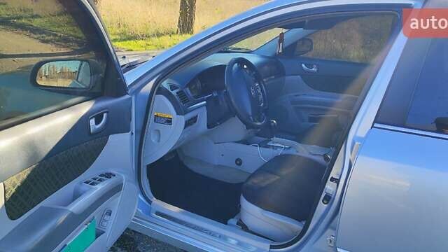 Сірий Хендай Соната, об'ємом двигуна 2.36 л та пробігом 350 тис. км за 4800 $, фото 3 на Automoto.ua