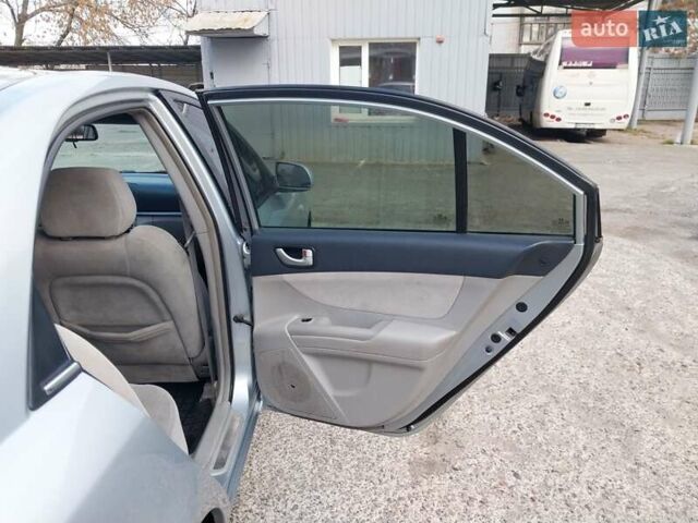 Серый Хендай Соната, объемом двигателя 2.4 л и пробегом 217 тыс. км за 4900 $, фото 23 на Automoto.ua