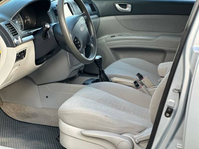 Серый Хендай Соната, объемом двигателя 2.4 л и пробегом 232 тыс. км за 5590 $, фото 8 на Automoto.ua