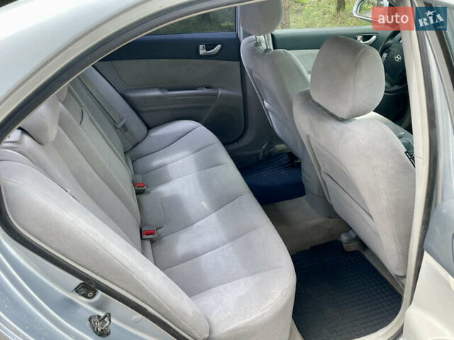Хендай Соната 2006 у Тячеве на Automoto.ua Сірий Хендай Соната, об'ємом двигуна 2.36 л та пробігом 258 тис. км за 5500 $, фото 5 на Automoto.ua