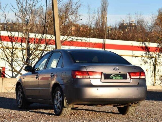 Серый Хендай Соната, объемом двигателя 2.4 л и пробегом 280 тыс. км за 5299 $, фото 3 на Automoto.ua