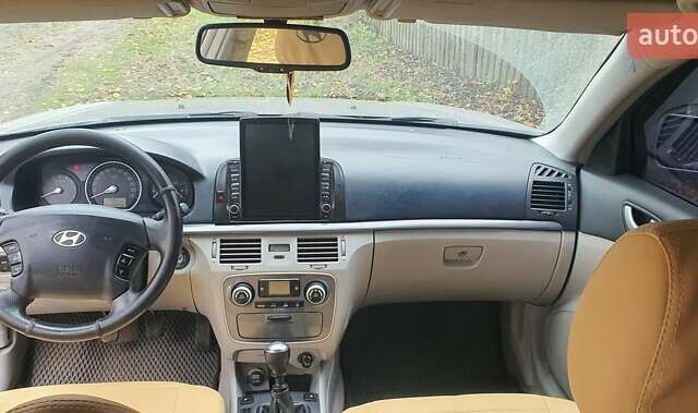 Серый Хендай Соната, объемом двигателя 2.4 л и пробегом 290 тыс. км за 5000 $, фото 3 на Automoto.ua