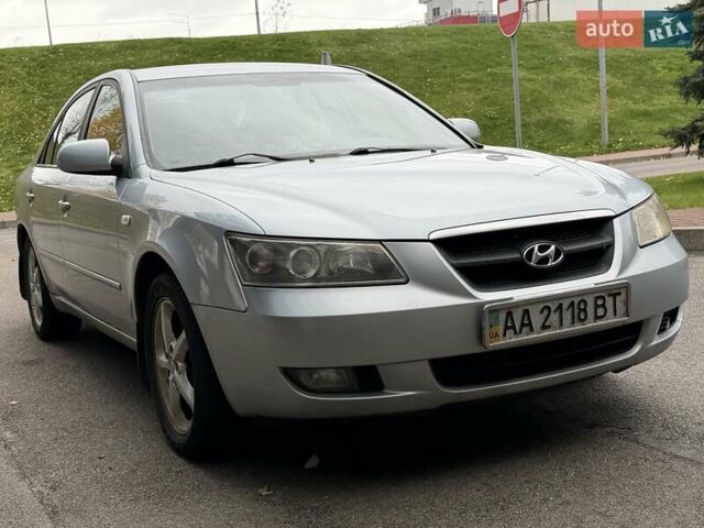 Серый Хендай Соната, объемом двигателя 2.4 л и пробегом 200 тыс. км за 3700 $, фото 9 на Automoto.ua