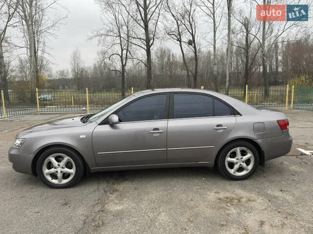 Серый Хендай Соната, объемом двигателя 2.4 л и пробегом 192 тыс. км за 6000 $, фото 3 на Automoto.ua