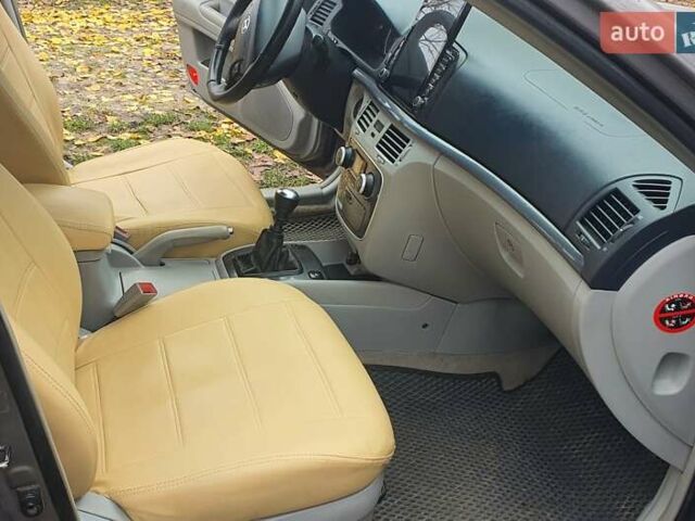 Серый Хендай Соната, объемом двигателя 2.4 л и пробегом 290 тыс. км за 5000 $, фото 5 на Automoto.ua