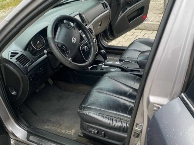 Сірий Хендай Соната, об'ємом двигуна 2 л та пробігом 243 тис. км за 6500 $, фото 5 на Automoto.ua