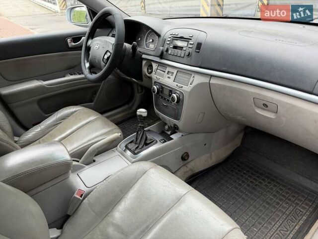 Серый Хендай Соната, объемом двигателя 2.4 л и пробегом 200 тыс. км за 3700 $, фото 44 на Automoto.ua