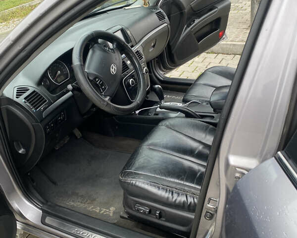 Серый Хендай Соната, объемом двигателя 2 л и пробегом 243 тыс. км за 6500 $, фото 5 на Automoto.ua