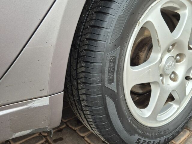 Серый Хендай Соната, объемом двигателя 2 л и пробегом 280 тыс. км за 5300 $, фото 4 на Automoto.ua