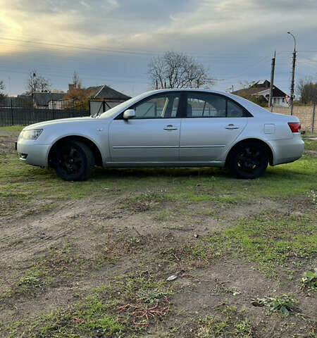 Хендай Соната 2006 у Смеле на Automoto.ua Сірий Хендай Соната, об'ємом двигуна 1.99 л та пробігом 275 тис. км за 5100 $, фото 2 на Automoto.ua