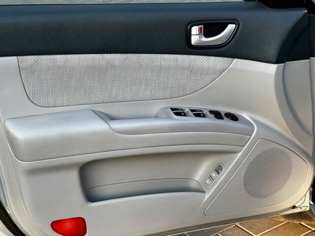 Серый Хендай Соната, объемом двигателя 2.4 л и пробегом 232 тыс. км за 5590 $, фото 18 на Automoto.ua