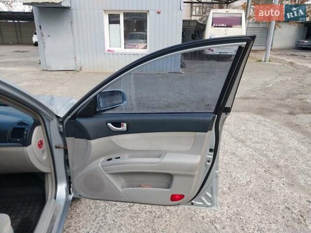 Серый Хендай Соната, объемом двигателя 2.4 л и пробегом 217 тыс. км за 4900 $, фото 20 на Automoto.ua